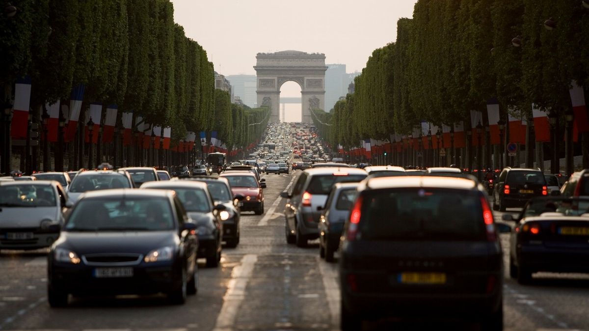 Povinných 30 km/h v Paříži způsobilo chaos